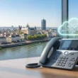 Téléphonie VoIP à Nantes : poste fixe IP professionnel relié au cloud dans un bureau vue sur le château des Ducs de Bretagne — généré par Gemini