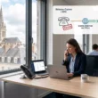 n aperçu d'un bureau moderne à Rennes avec une vue sur la cathédrale, généré par Gemini pour illustrer la transition de la téléphonie cuivre vers la téléphonie VoIP. L'image montre une femme utilisant un ordinateur portable et un téléphone VoIP, avec une infographie expliquant le processus de migration. Le texte alternatif optimisé pour le référencement est : « Transition vers la téléphonie VoIP à Rennes : une solution de Gaia Cloud pour les entreprises bretonnes. »